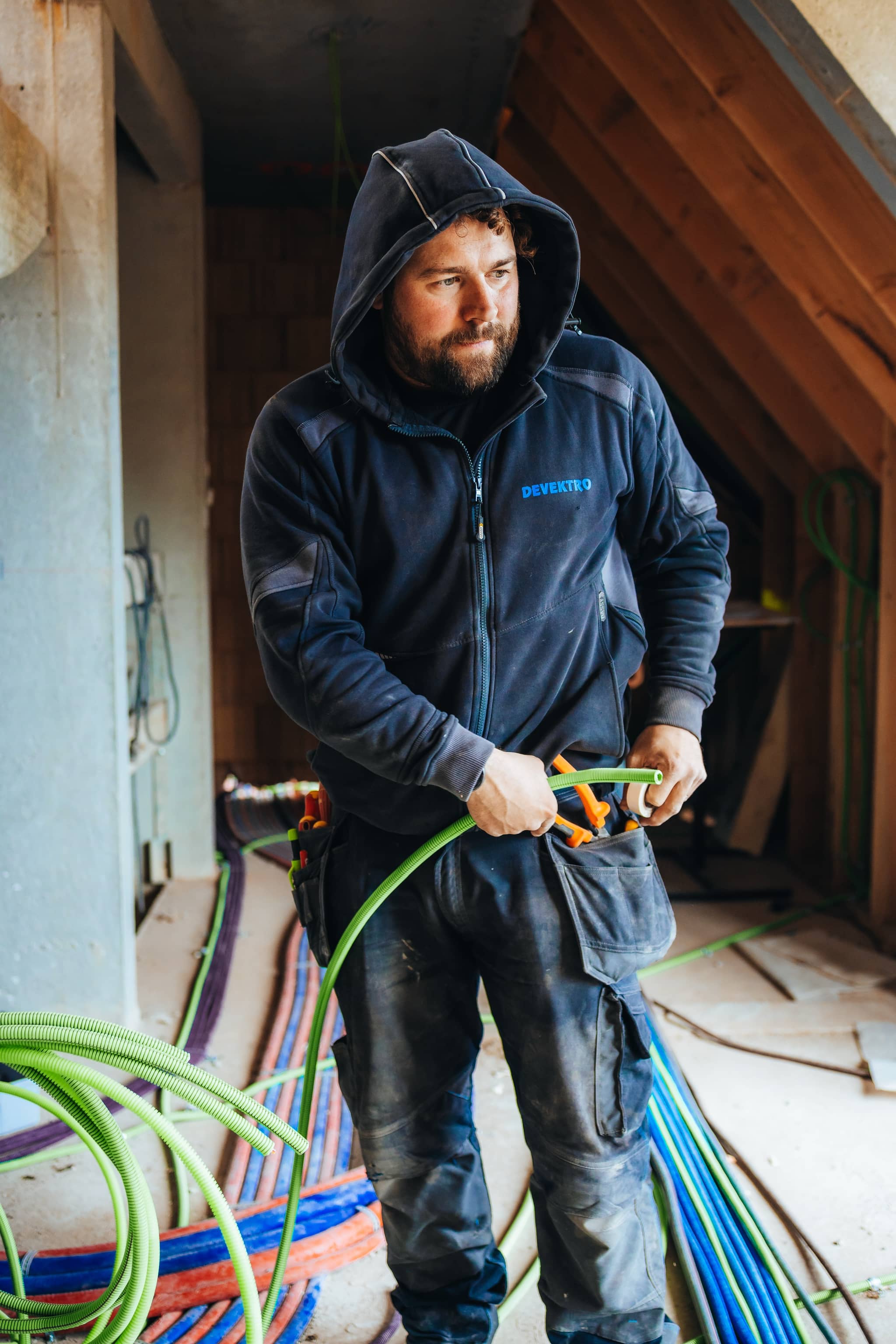 Devektro-technieker installeert bekabeling op de werf